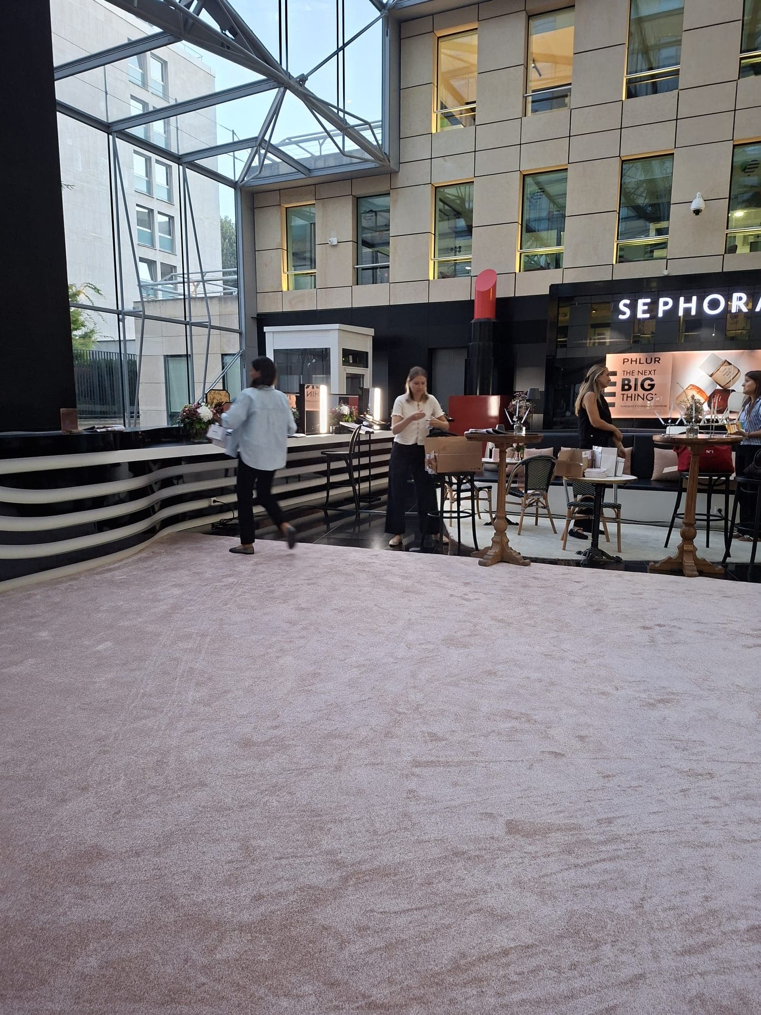 Après : moquette éphémère Balsan posée au siège Sephora